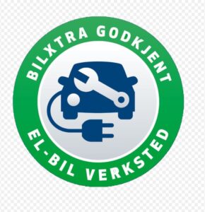 Eldre bil med miljøsjekk og ladestasjon.