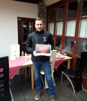 Bilde av en mann som holder en premie.