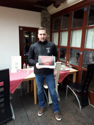 Bilde av en mann som holder en premie.