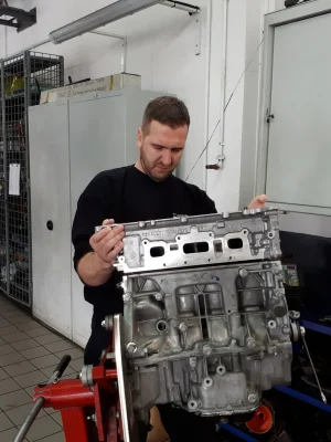 Detaljert bilde av motor og mekaniske komponenter i verksted.