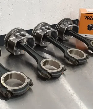 Pistons og stag klare for montering.