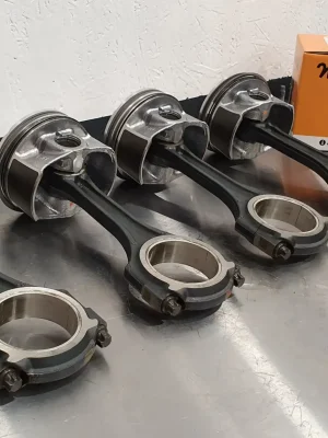 Pistons og stag klare for montering.