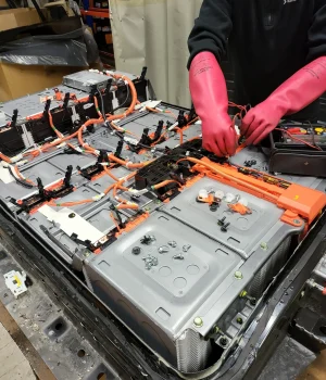 Detalj av elektrisk ladestasjon med kabler under installasjon i verkstedet.