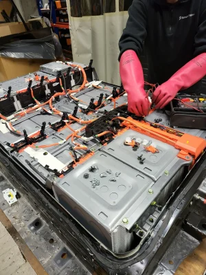 Detalj av elektrisk ladestasjon med kabler under installasjon i verkstedet.