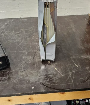 Bilde av bilkomponenter og verkstedutstyr for vedlikehold.