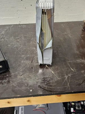 Bilde av bilkomponenter og verkstedutstyr for vedlikehold.