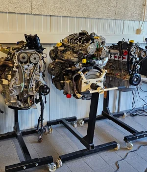 Motorblokker og deler klart for reparasjon eller utskifting.