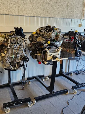 Motorblokker og deler klart for reparasjon eller utskifting.