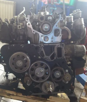 Robusten autoverksted med bilmotor i arbeid.