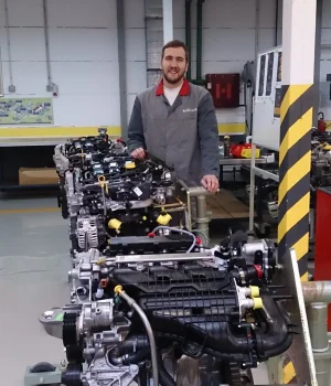 Motor på arbeidsbenk med mechanic i verkstedet.