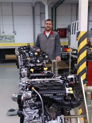 Motor på arbeidsbenk med mechanic i verkstedet.