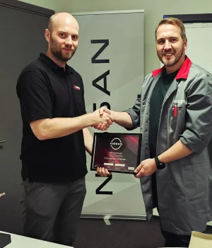 Nissan-sertifisert tekniker hos Åsane Autoservice.