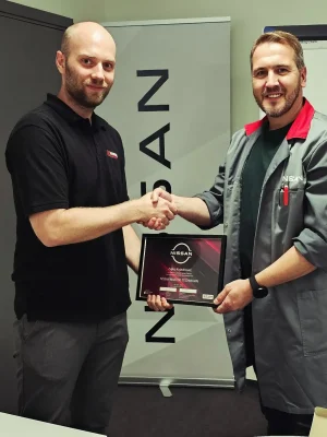 Nissan-sertifisert tekniker hos Åsane Autoservice.