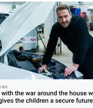 Dyktig mekaniker slår på motoren.