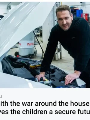 Dyktig mekaniker slår på motoren.